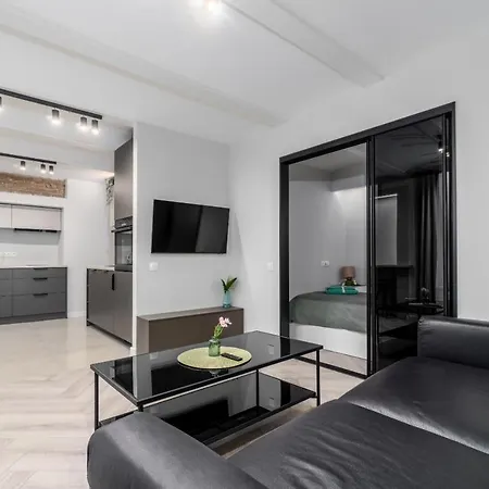 Old Town Jacuzzi Apartment
